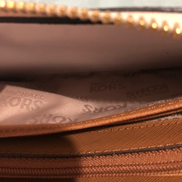 Michael Kors- Jet Set Travel MK Monogram Wallet in Vanilla - PRICE FIRM - Picture 8 of 13